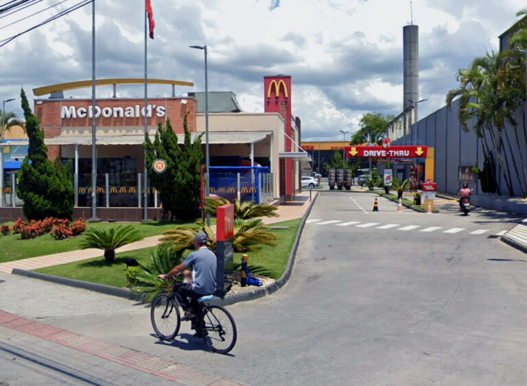 Casal é detido com carro clonado em estacionamento de restaurante fast food