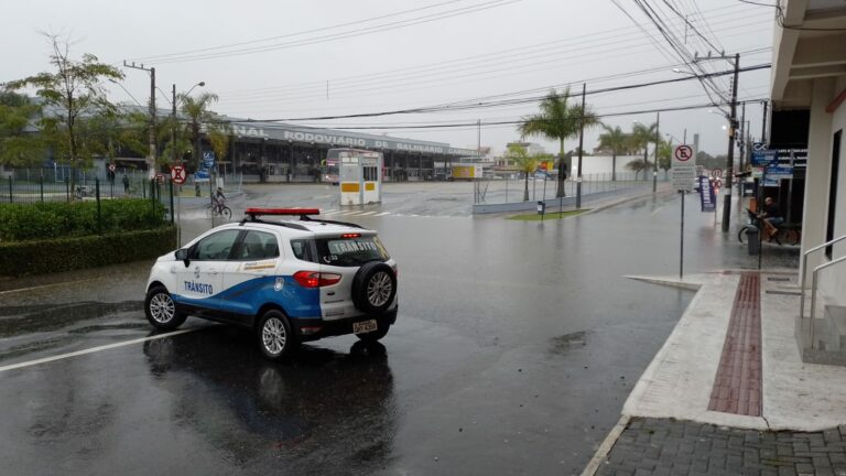 Alagamentos provocam interdições de ruas em Balneário Camboriú