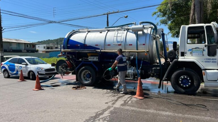 Rede coletora do Calçadão da Central, Ruas 11 e 15 recebe limpeza preventiva