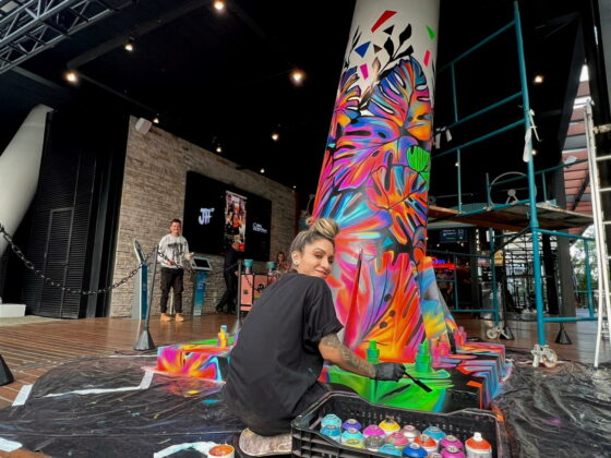 Artista pinta pé da roda gigante de Balneário Camboriú