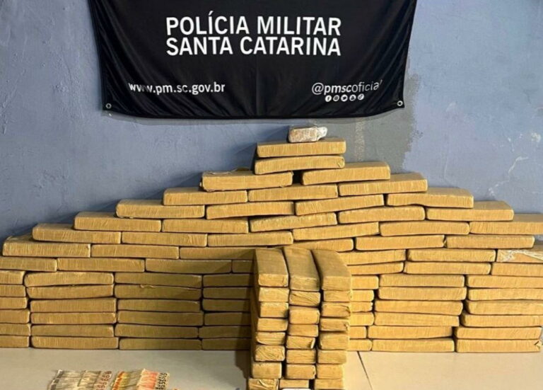 Quatro homens são presos com 105 kg de maconha em posto de combustível