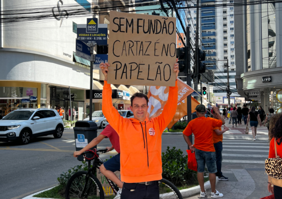 Sem Fundão, Lucas Gotardo faz campanha com cartaz de papelão
