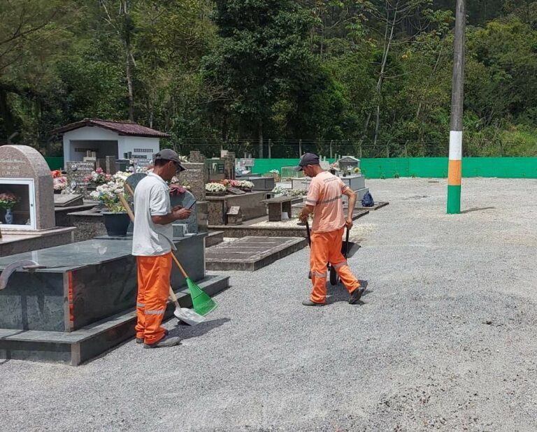 Secretaria de Obras realiza limpeza nos cemitérios de Camboriú