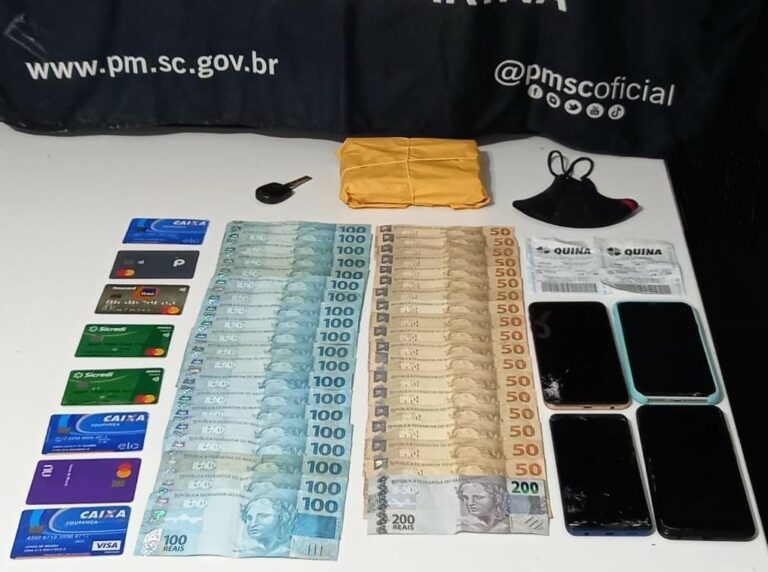 Dupla aplica golpe do bilhete a idoso em Camboriú e é presa em Itajaí