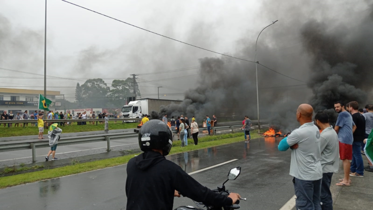 SC soma 43 pontos de manifestações e bloqueios nas rodovias federais