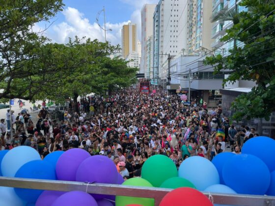 Parada da Diversidade recebe público recorde em Balneário Camboriú