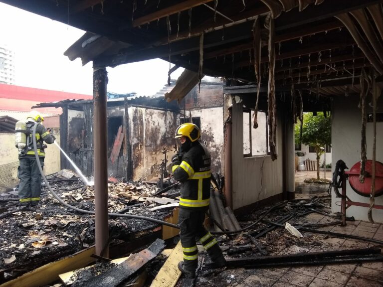 Casa de madeira é destruída por incêndio causado por curto em tomada