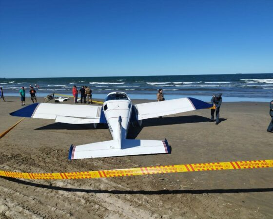 Avião monomotor faz pouso de emergência na praia de Navegantes
