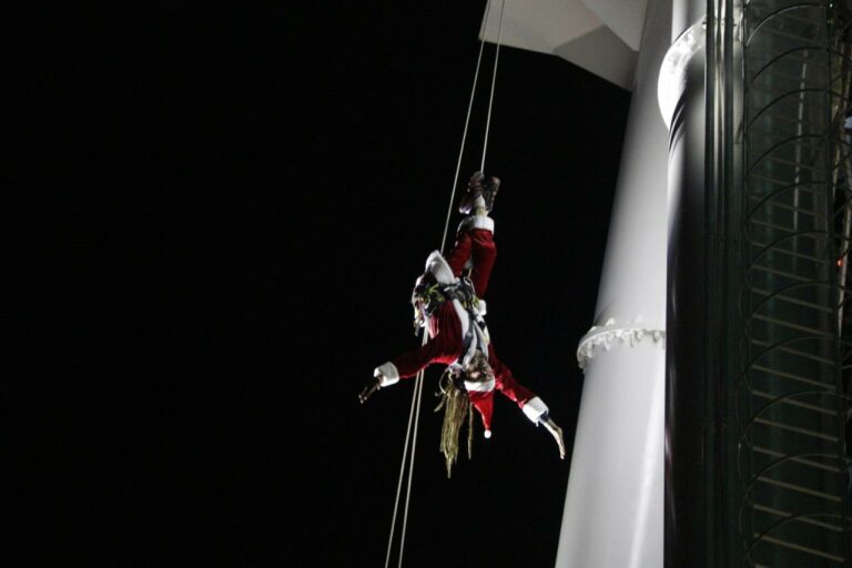 Papai noel desce de rapel na roda gigante e fica de cabeça para baixo