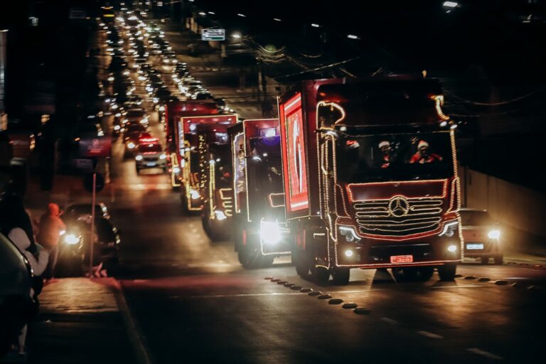 Caravanas Iluminadas de Natal da Coca-Cola chegam a Itajaí, BC e Camboriú nesta segunda, 12