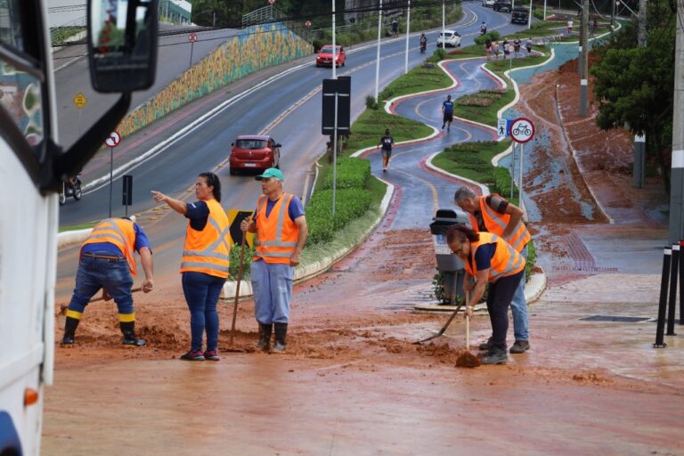 Força-tarefa faz limpeza das ruas atingidas pelos alagamentos em BC