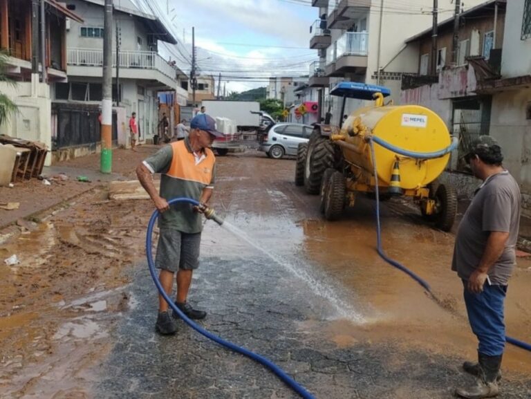 Prefeitura de Camboriú realiza Força tarefa para limpar a cidade