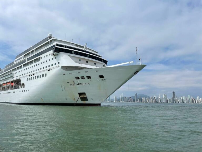 MSC Armonia faz primeira escala em Balneário Camboriú