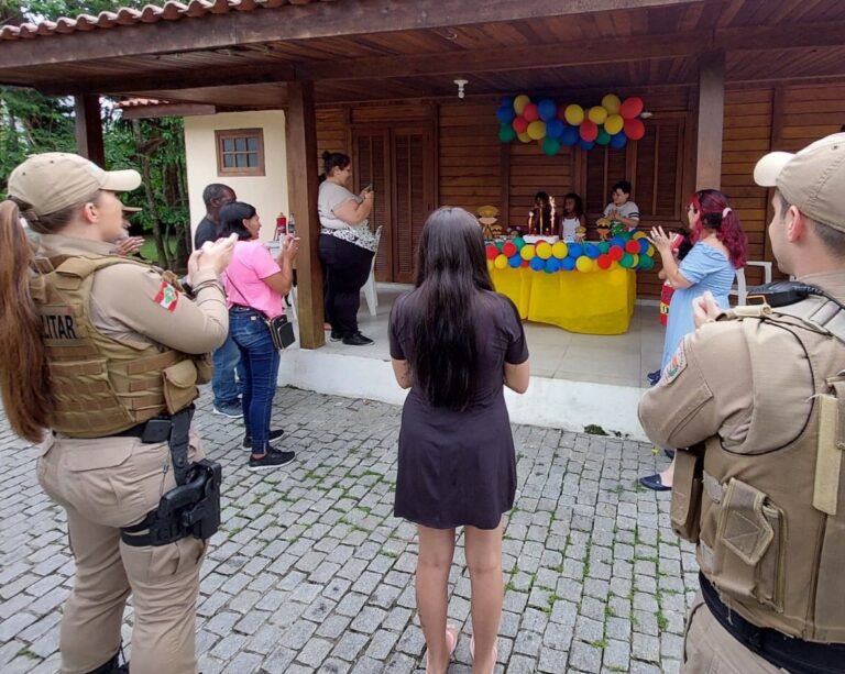 Irmãos gêmeos recebem visita de policiais militares em festa de aniversário em Camboriú