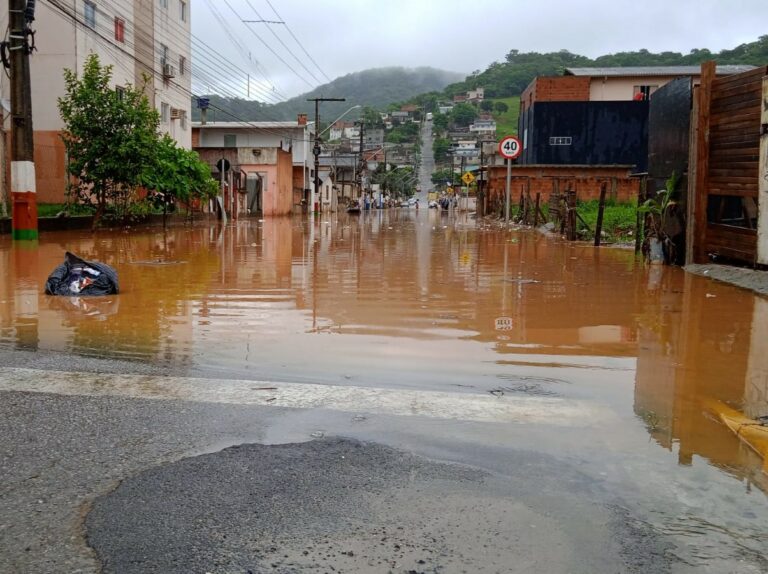 Ruas do Monte Alegre são interditadas devido a alagamentos