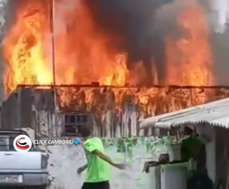 Casa de catador de reciclável pega fogo no bairro da Barra