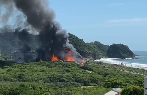 Warung Beach Club é destruído por incêndio na Praia Brava