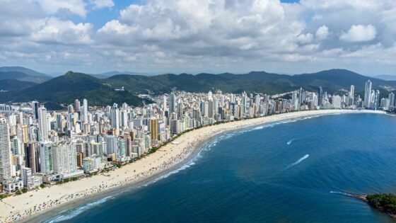 Balneabilidade da Praia Central apresenta melhora em relatórios do IMA e Emasa