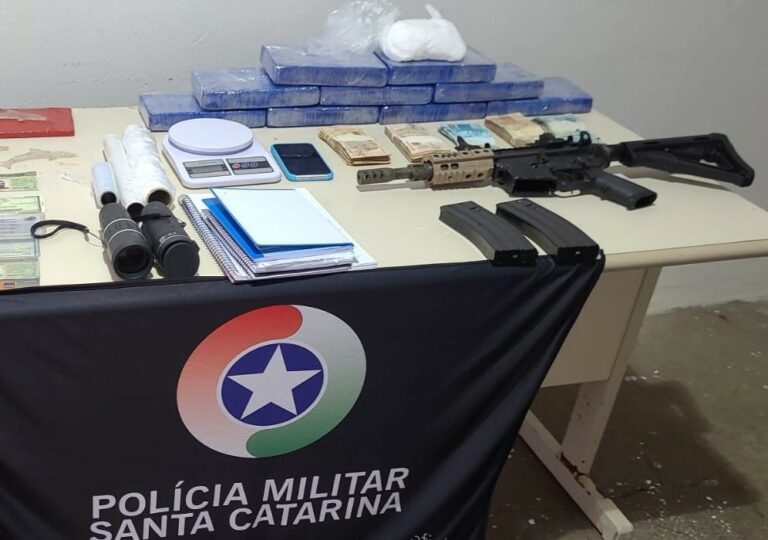 Líder de bando criminoso que ostentava vida de luxo no litoral é preso com fuzil e 10 Kg de cocaína