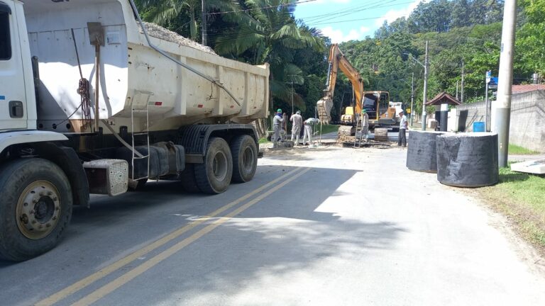 Obra da Emasa interdita trecho em rua do Estaleiro até quinta-feira