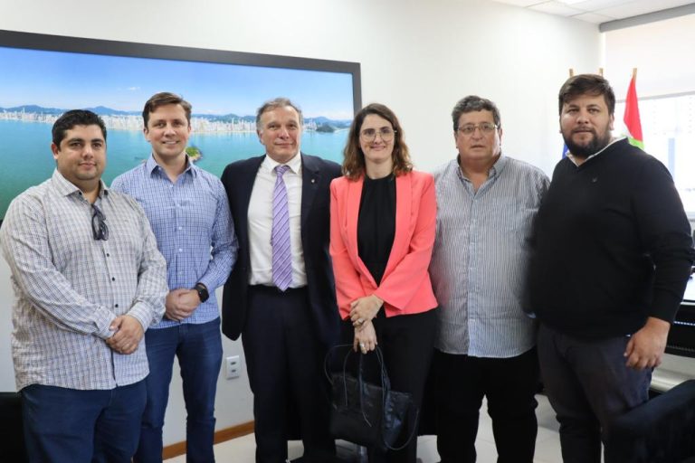 Comitiva uruguaia visita BC para conhecer obra de alargamento da Praia Central