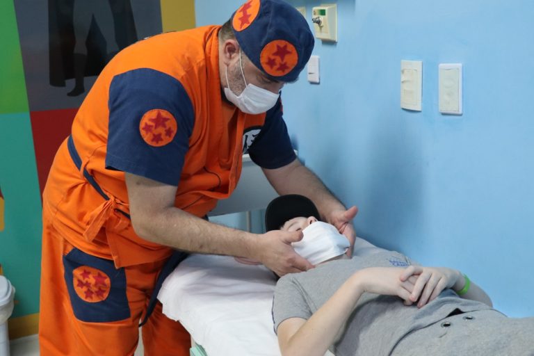 Pediatra se veste de personagens para atender crianças no hospital Ruth Cardoso