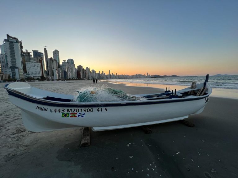 A onda da resistência: pescadores de Balneário Camboriú lutam por seu legado