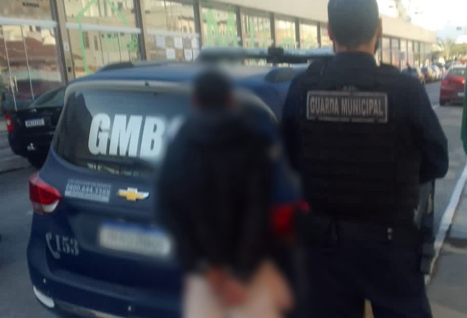 Homem é conduzido pela GM após ser flagrado com drogas na Rua Campo Erê