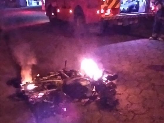 Motocicleta é destruída por incêndio misterioso em Navegantes