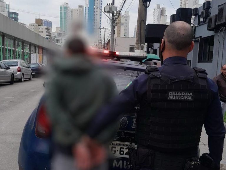 Homem é detido tentando furtar Parati na Rua 2970
