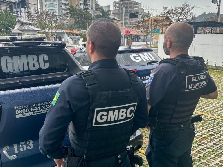 Dupla é detida com moto roubada em ação conjunta das guardas municipais de Itajaí e BC
