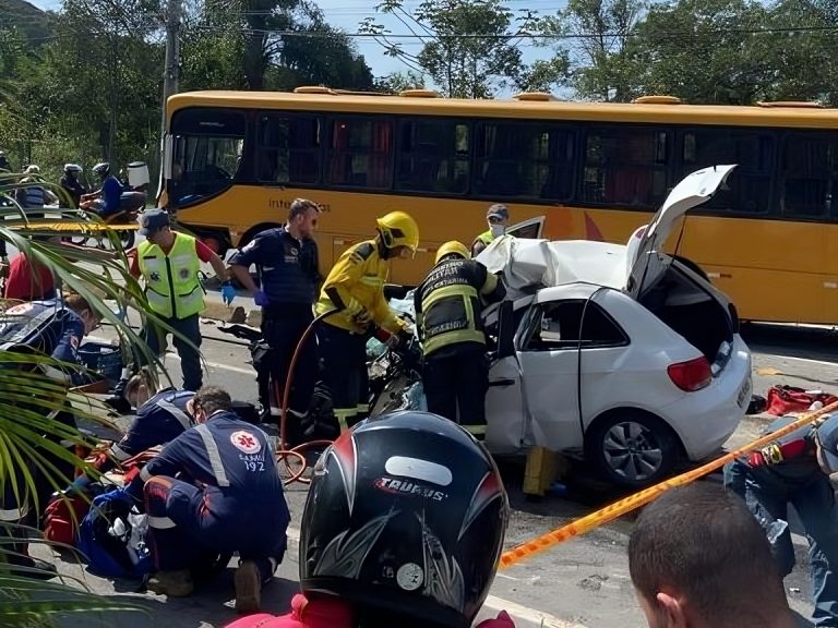 Gol invade pista contrária e colide frontalmente com ônibus na Av. Osvaldo Reis