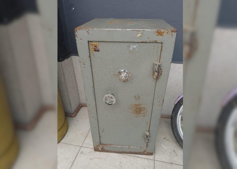 Cofre abandonado desperta curiosidade na Av. Estefano José Vanolli