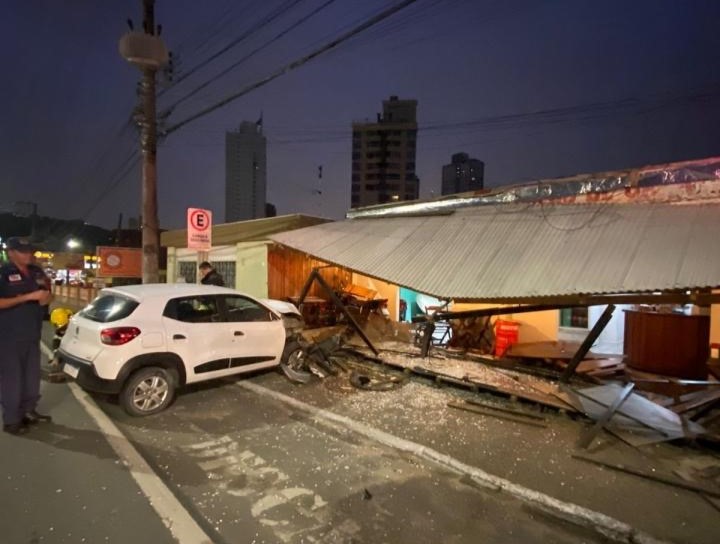 Condutor embriagado é preso após colidir com lanchonete no bairro Fazenda