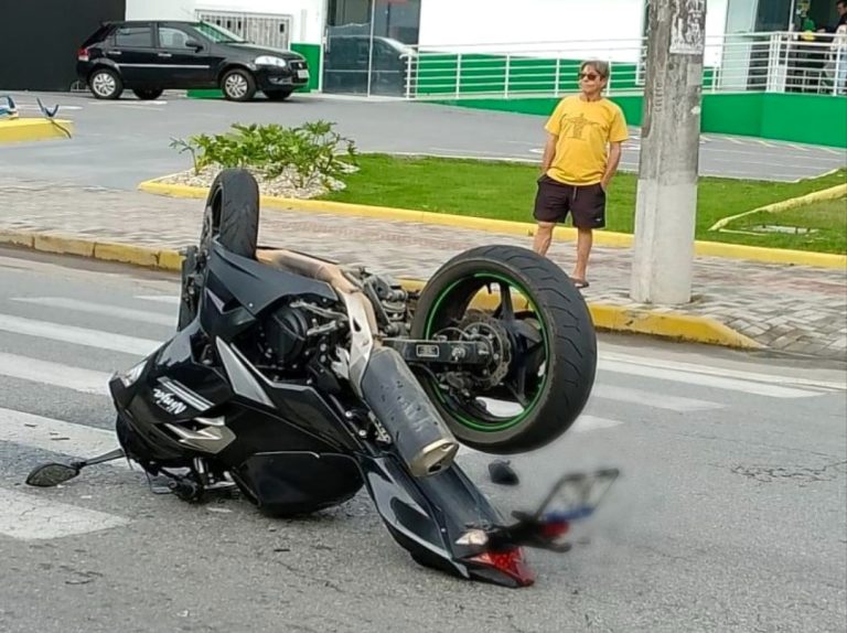 Motocicleta é encontrada de rodas para cima após acidente em Itajaí