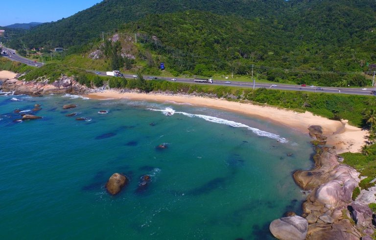 Tragédia na Praia da Ilhota: três pessoas caem de costão; uma morre e outra desaparece