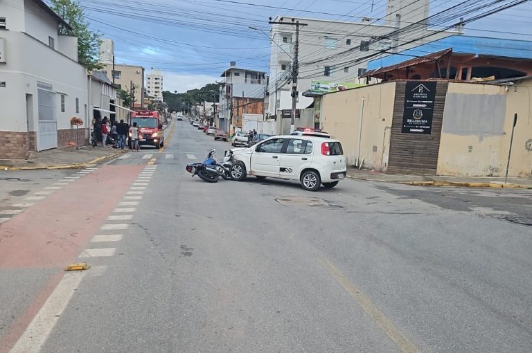 Motociclista colide com carro e atinge criança na faixa de pedestres