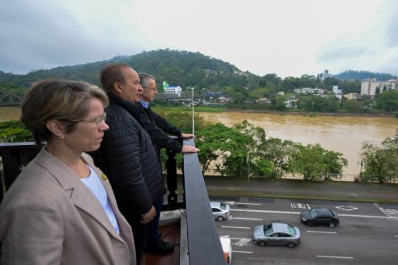 Governador acompanha ações da Defesa Civil na central de monitoramento climático de Blumenau e visita abrigo