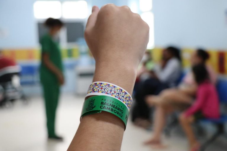 Pulseira “Sou autista, tenha paciência” busca aprimorar atendimento no Hospital Ruth Cardoso
