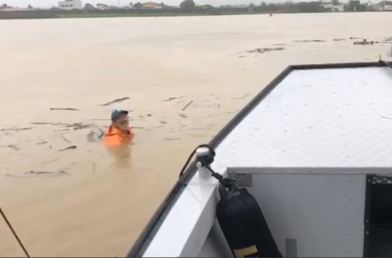Homem é resgatado após naufrágio no Rio Itajaí-Açú em Itajaí