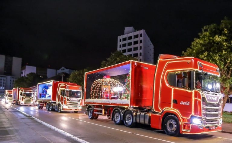 Caminhões iluminados da caravana de Natal da Coca-Cola percorrem BC e região nesta sexta