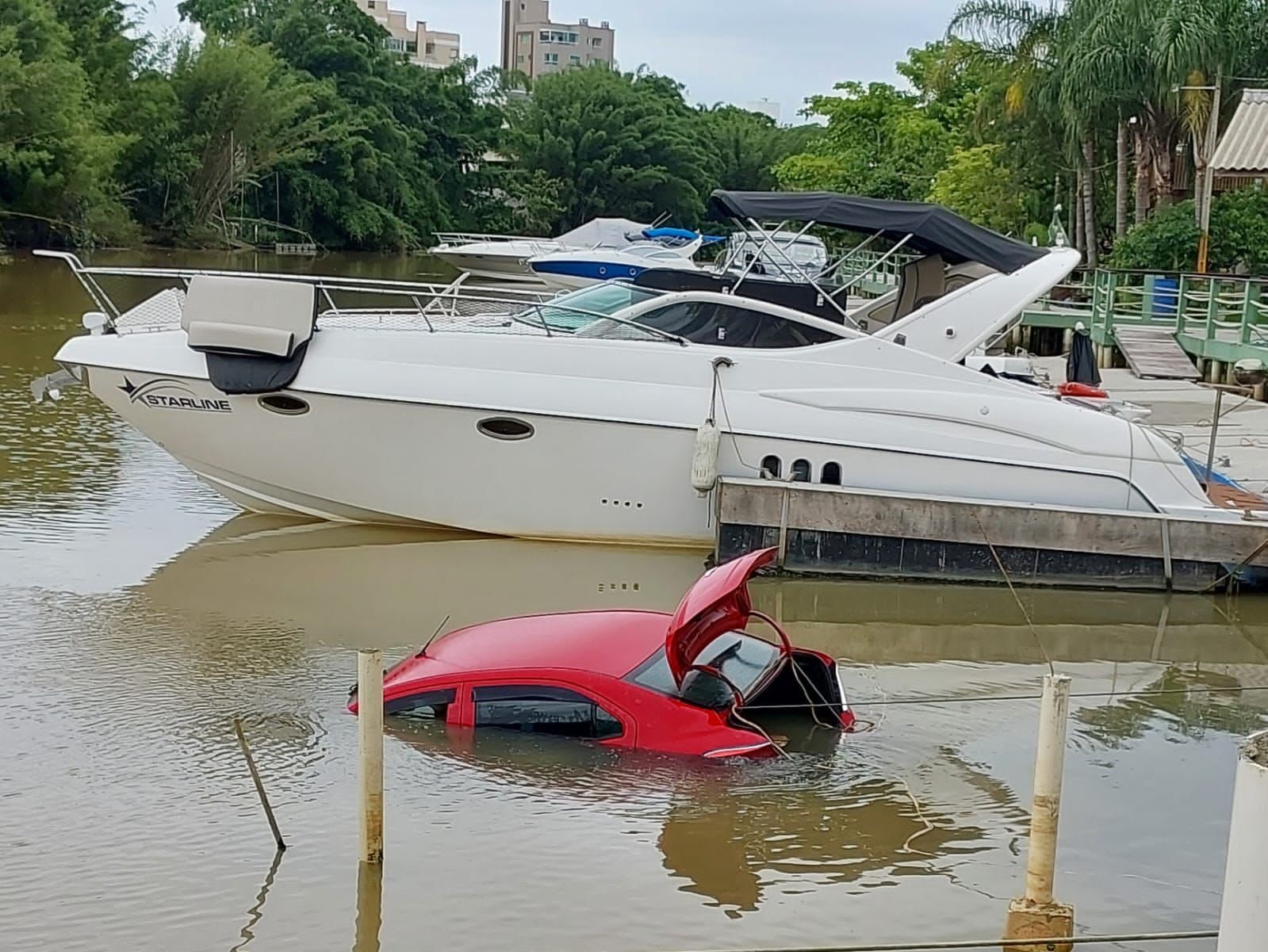 Fuga inspirada no jogo GTA termina com carro no rio e detenção de dois  homens