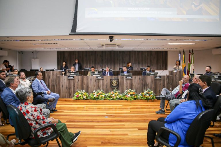Câmara de Balneário Camboriú concede títulos de cidadão honorário a 19 personalidades