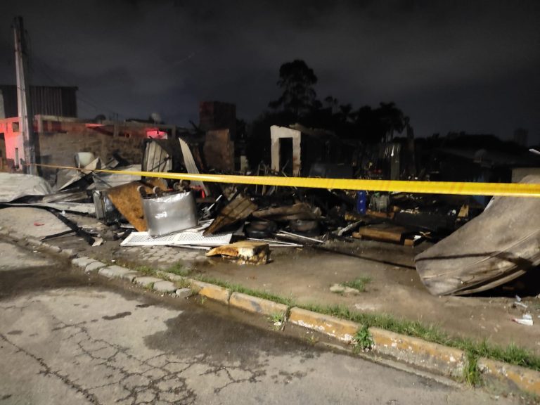 Incêndio devasta agrupamento de casas no Cidade Nova, em Itajaí
