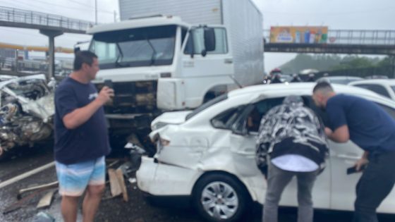 Acidente envolvendo cinco veículos interdita BR-101 em Itajaí