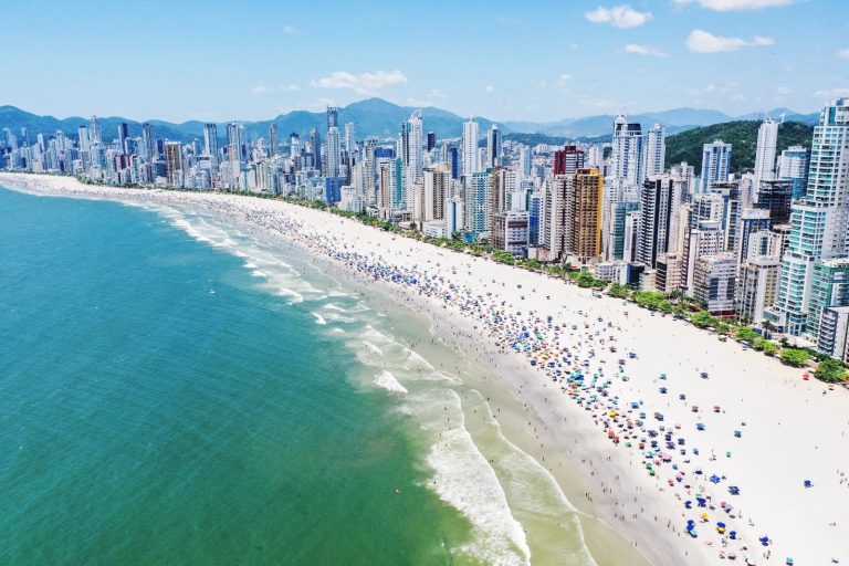 Balneário Camboriú recebeu mais de 1,5 milhão de turistas no verão