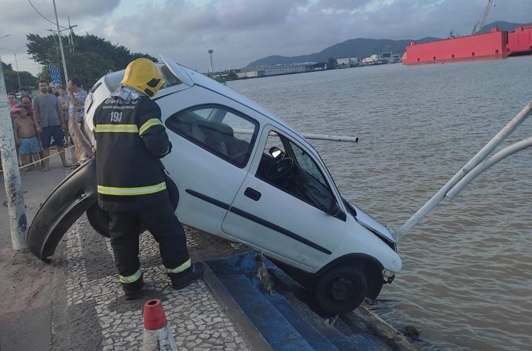 Carro capota, fere cicilista e por pouco não cai no rio