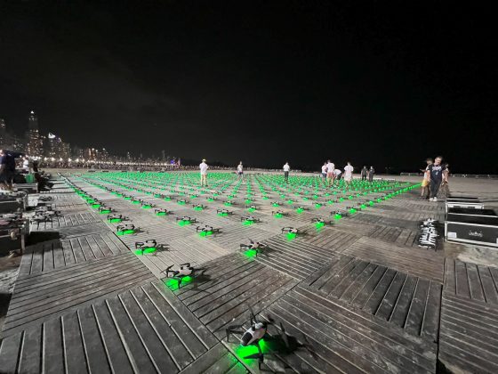 Espetáculo de drones surpreende na praia central durante teste para o show da virada
