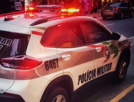 Homem é detido por furto após PM flagrar caminhonete com o alarme disparando em Itajaí