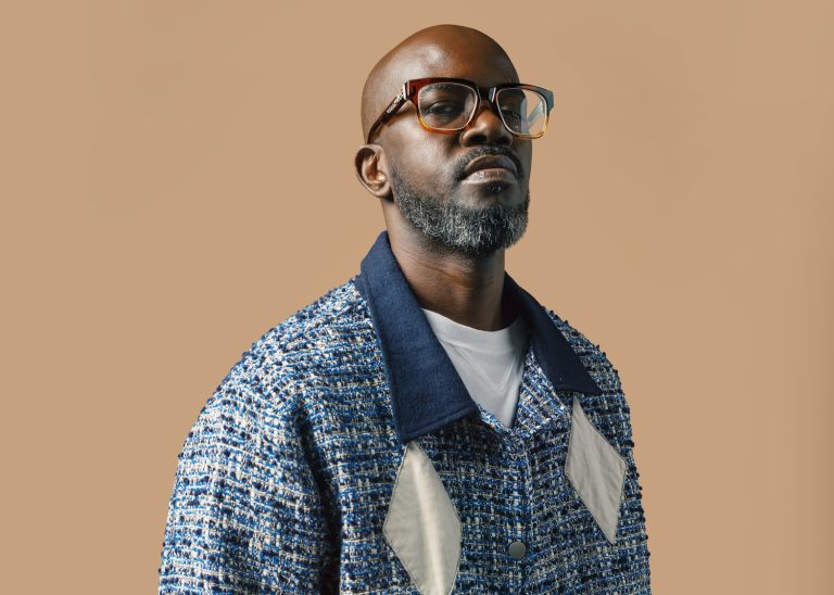 DJ e produtor Black Coffee se apresenta no Surreal Park neste sábado, 6